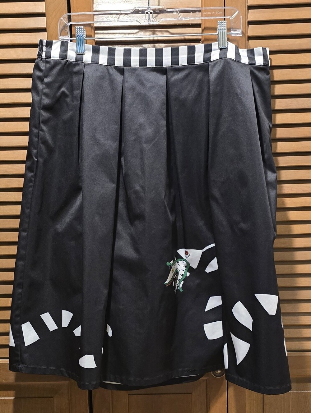 Beetlejuice x Unique Vintage Plus Size Sandworm Jayne Swing Skirt
1X/16 - Picture 4 of 10